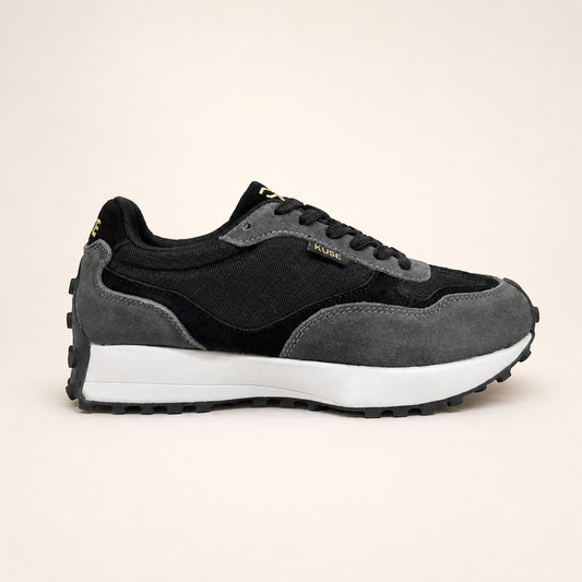 Perfil lateral derecho zapatillas casual unisex Kuse negras c sintética on suela blanca y acabado en ante y piel