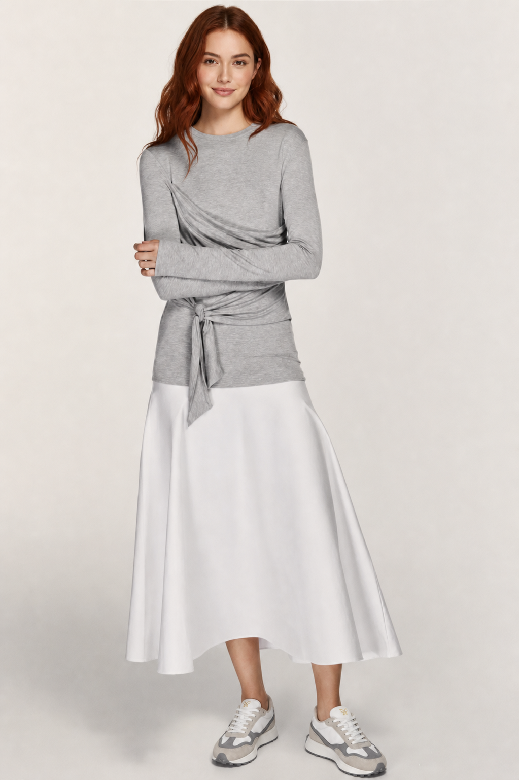 Look femenino con zapatillas casual unisex Kuse beige y gris combinadas con falda midi blanca y camiseta gris