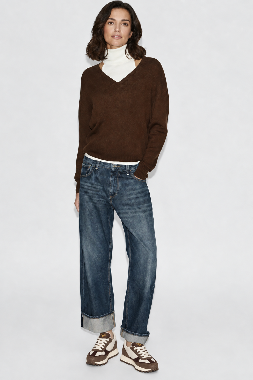 Mujer con jeans y zapatillas casual unisex marrón y burdeos estilo deportivo retro
