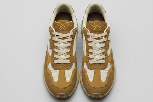 Vista superior zapatillas casual unisex Kuse marrones combinados con cordones blancos y paneles de malla