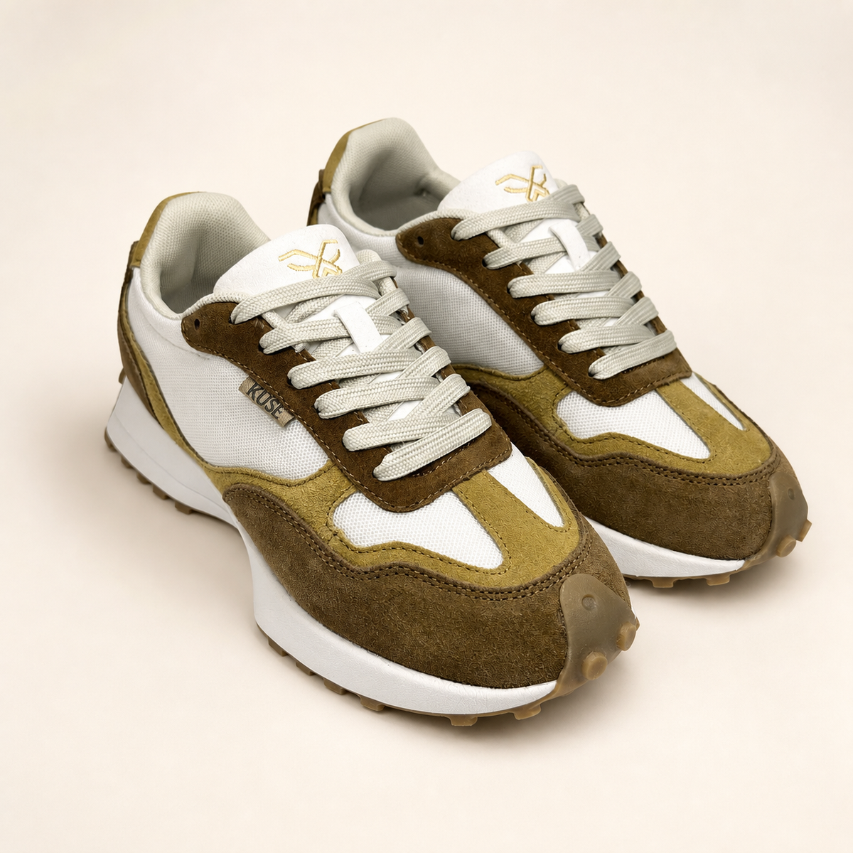 Vista superior con perspectiva zapatillas casual unisex Kuse marrones combinados con cordones blancos y paneles de malla