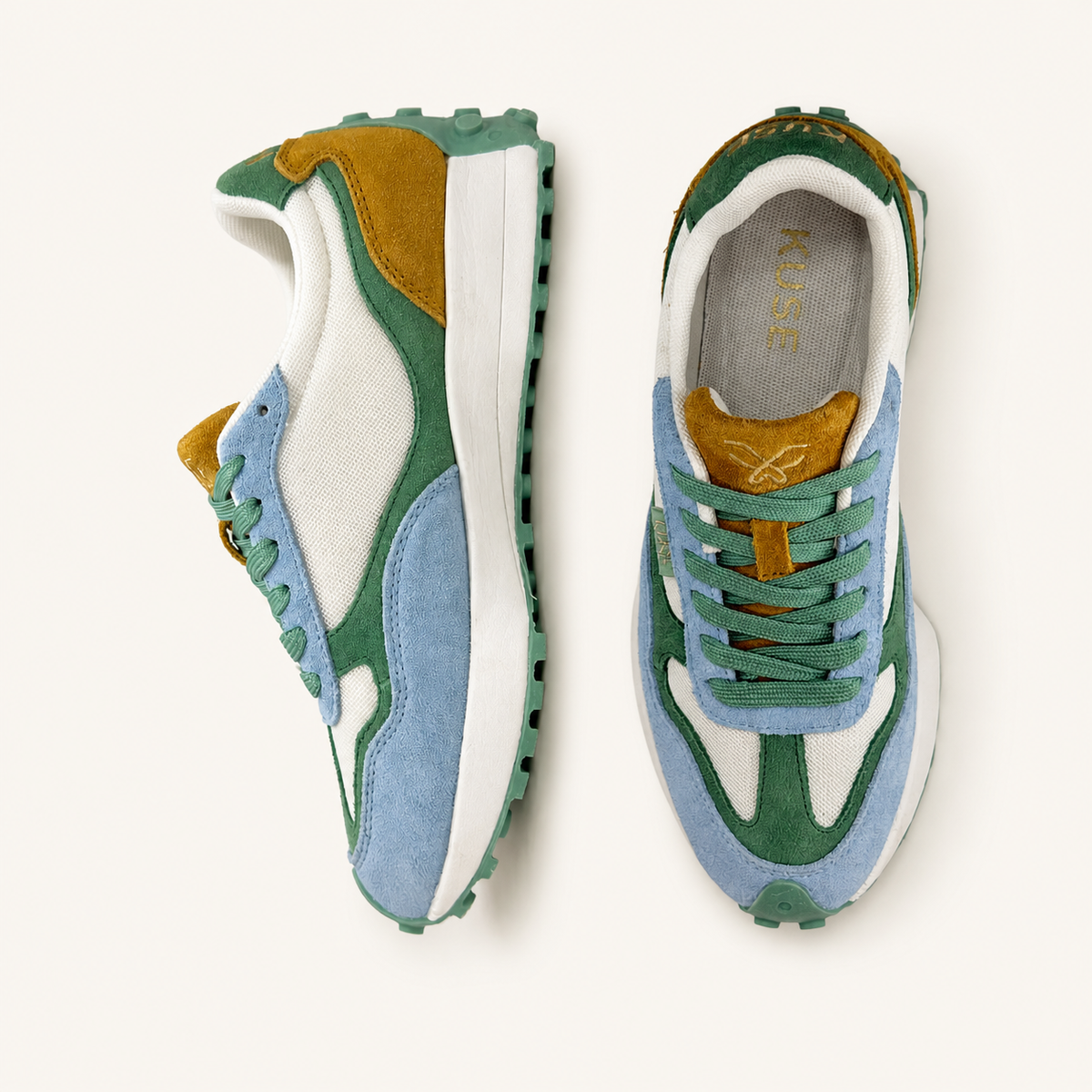 Vistal lateral y cenital zapatillas casual unisex Kuse verde, azul y mostaza con cordones verdes y suela dentada