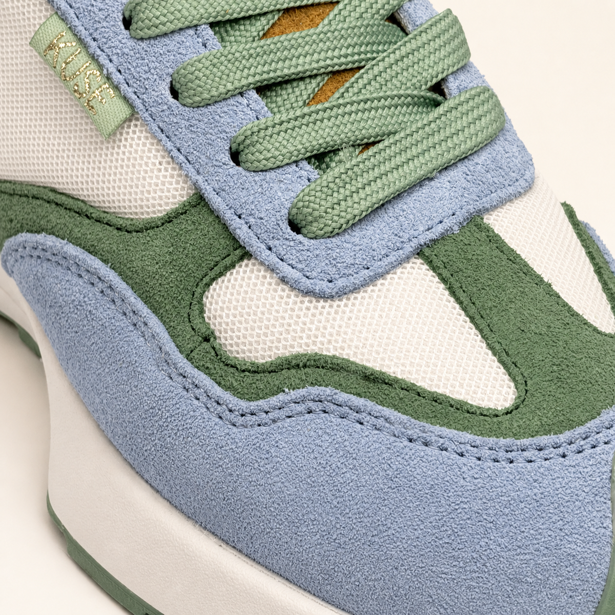 Zapatillas casual unisex Kuse verde azul mostaza  en detalle con suela gruesa y acabados en ante