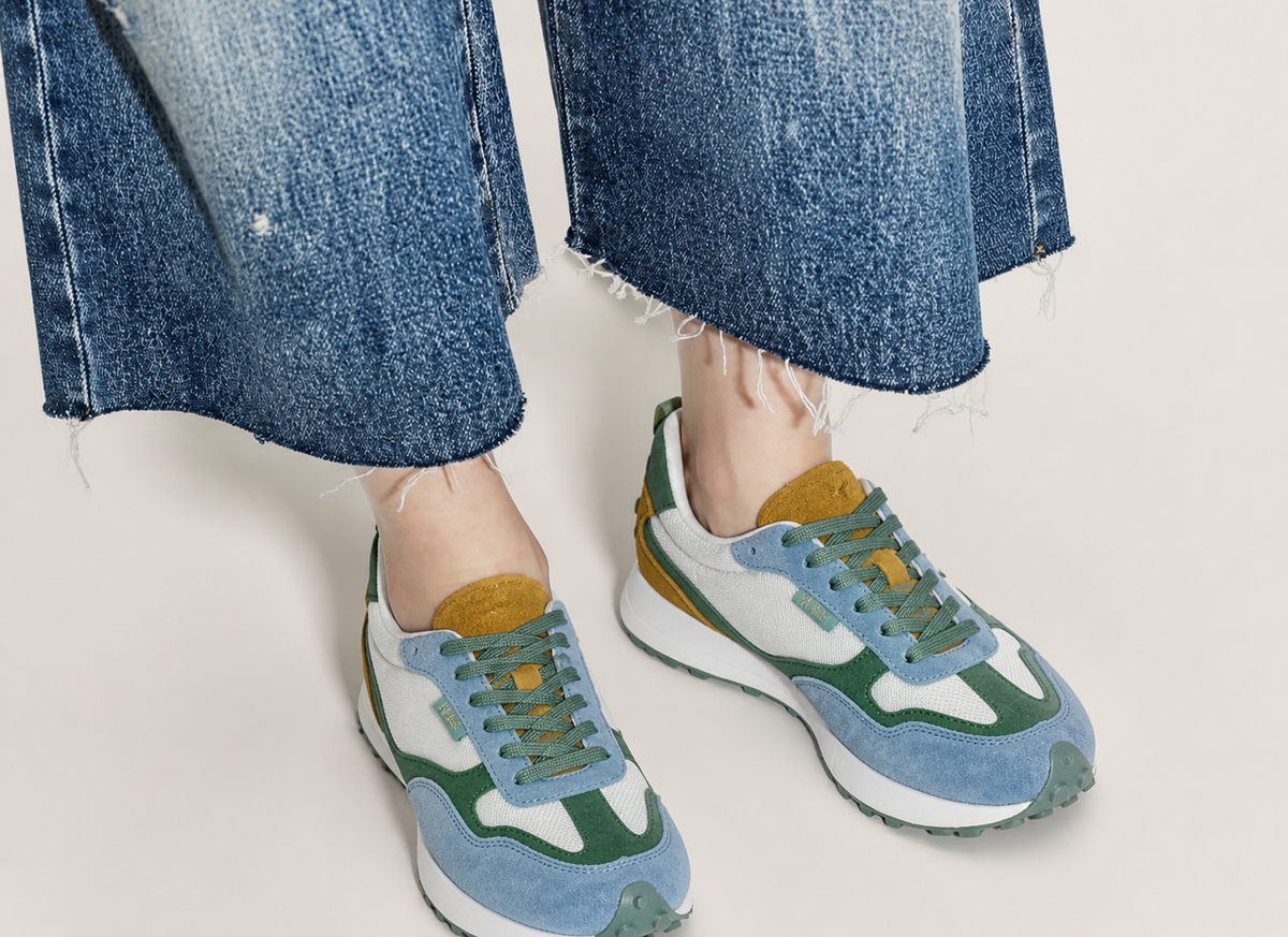 Detalle outfit femenino con zapatillas Kuse verde azul mostaza y acabado en ante y malla blanca