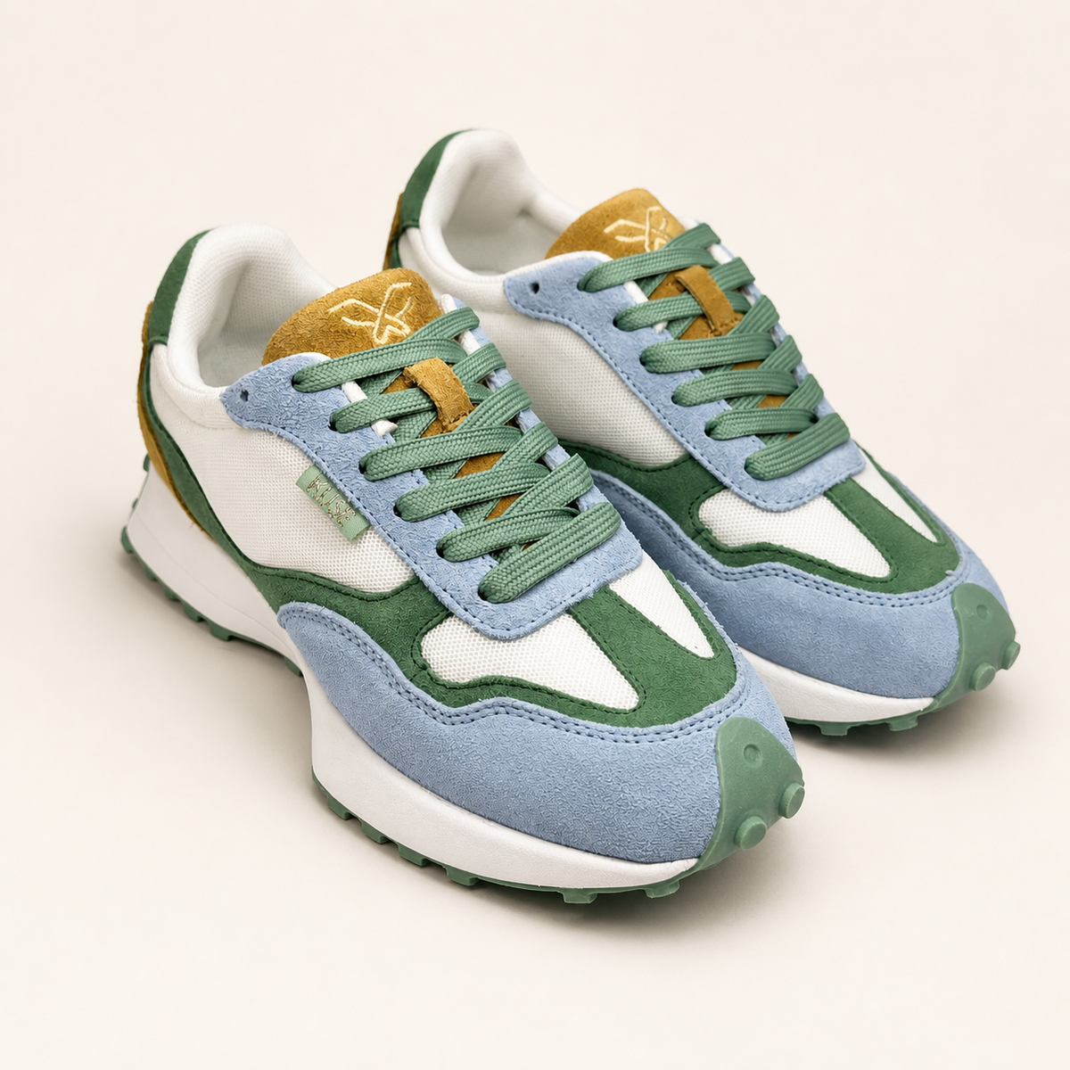 Zapatillas casual unisex Kuse verde azul mostaza en perspectiva 3D con suela gruesa y acabados en ante