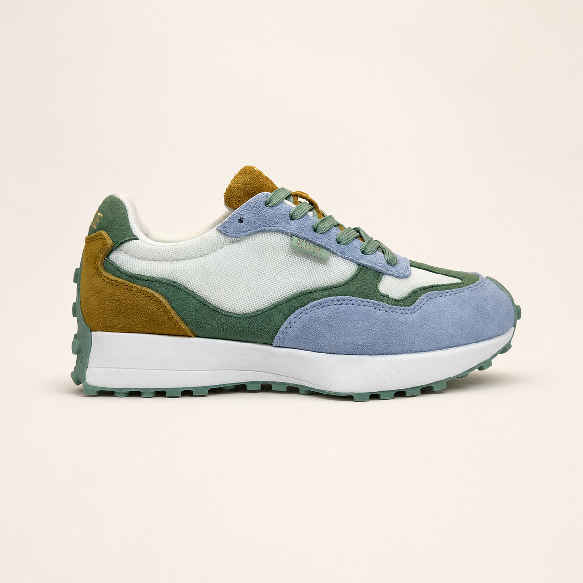 Perfil lateral zapatillas Kuse unisex verde, azul y mostaza con combinación de malla transpirable y ante