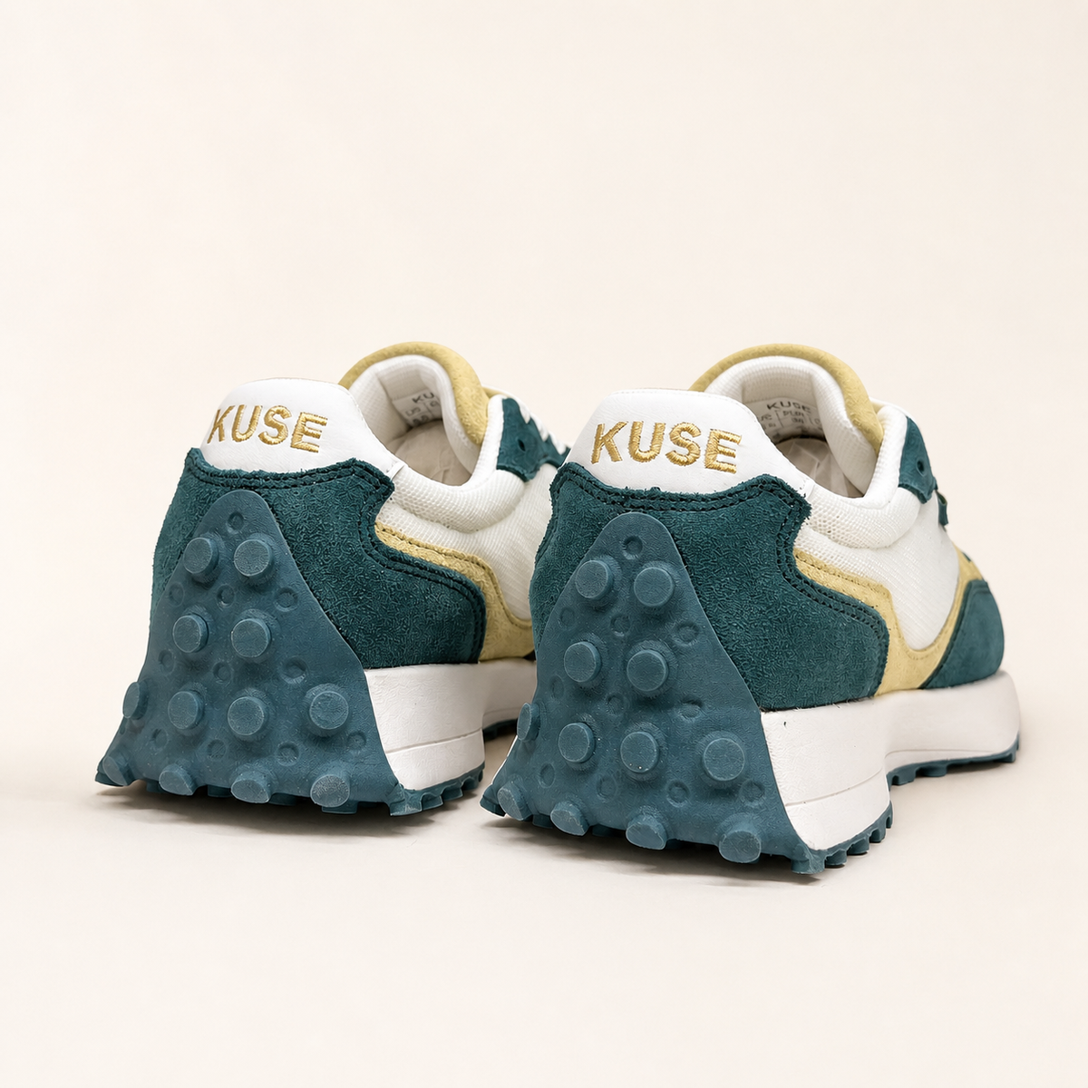 Vista trasera de zapatillas deportivas KUSE con suela de tacos en color verde malaquita.