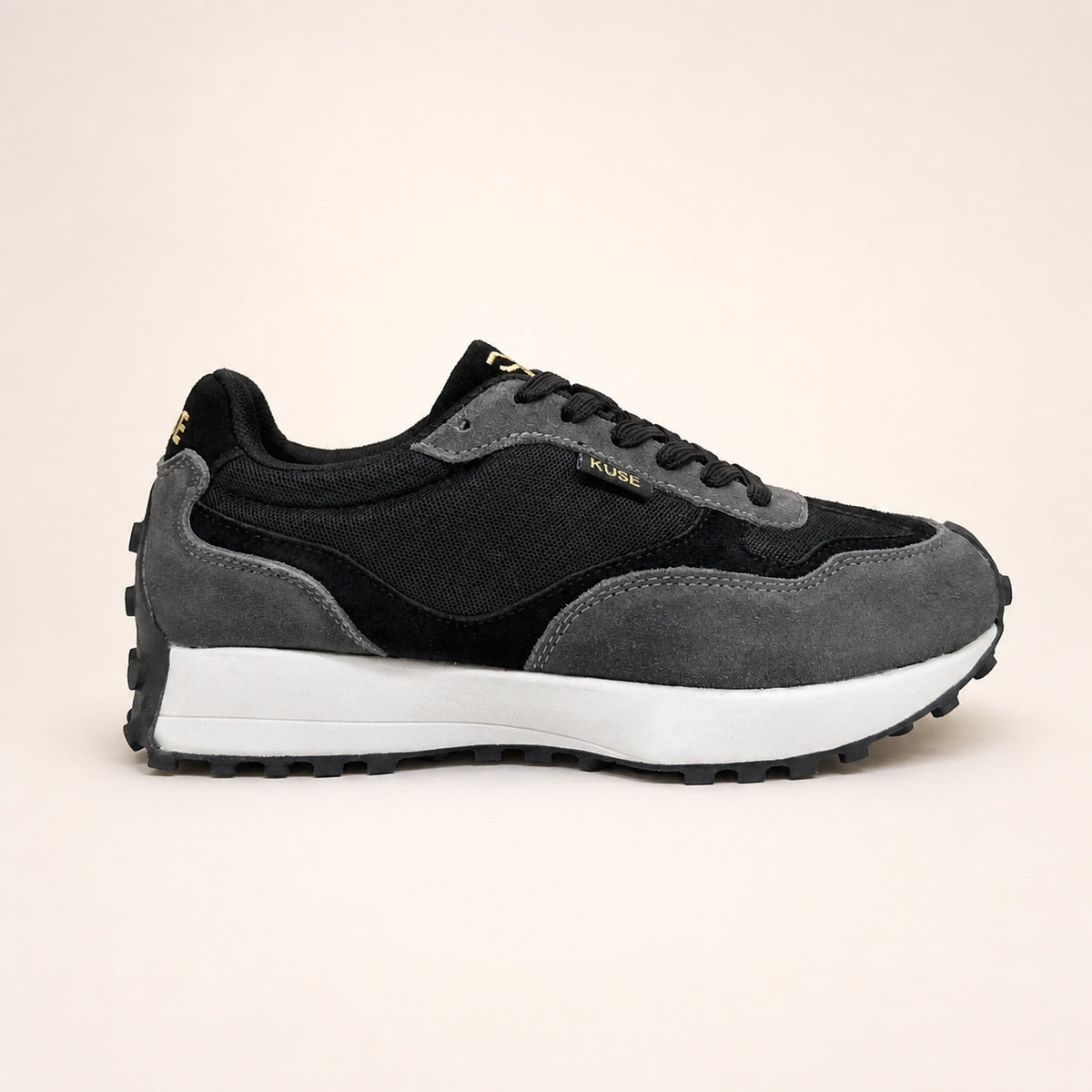 Perfil lateral derecho zapatillas casual unisex Kuse negras c sintética on suela blanca y acabado en ante y piel