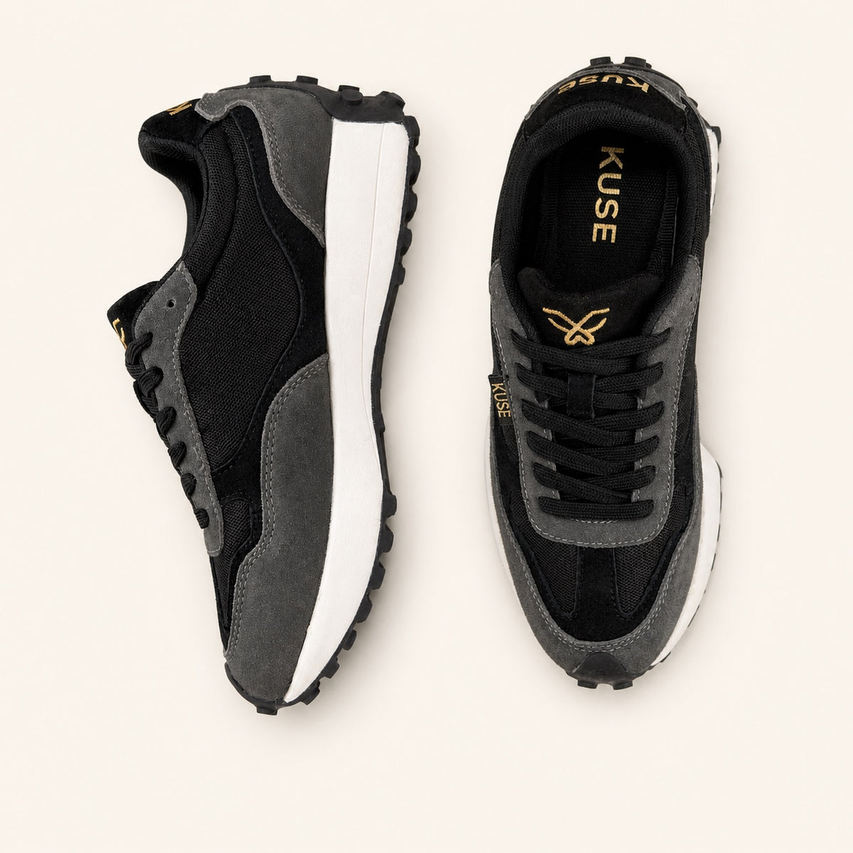 Vista superior y lateral zapatillas Kuse negras unisex con cordones negros y diseño minimalista elegante