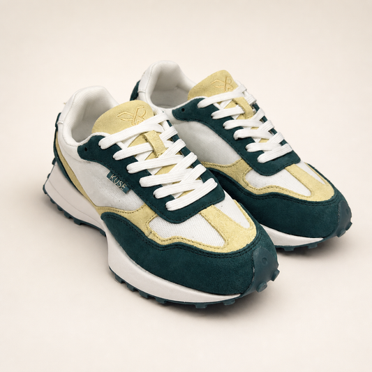 Primer plano de zapatillas deportivas KUSE verde malaquita y crema 