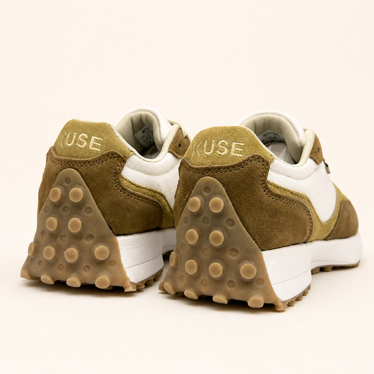 Vista trasera zapatillas Kuse marrones combinados con logo bordado y suela dentada en color caramelo