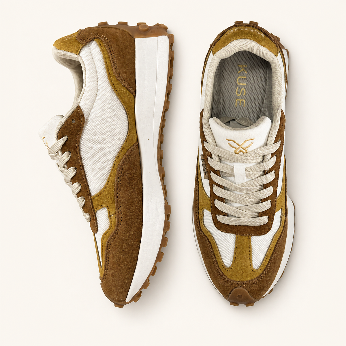 Vista superior y lateral zapatillas casual unisex Kuse marrones combinados con cordones blancos y paneles de malla