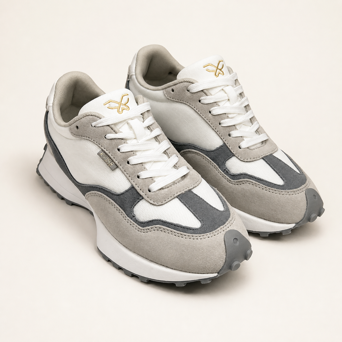 Vista frontal zapatillas Kuse unisex beige y gris con suela gruesa y acabado en serraje premium