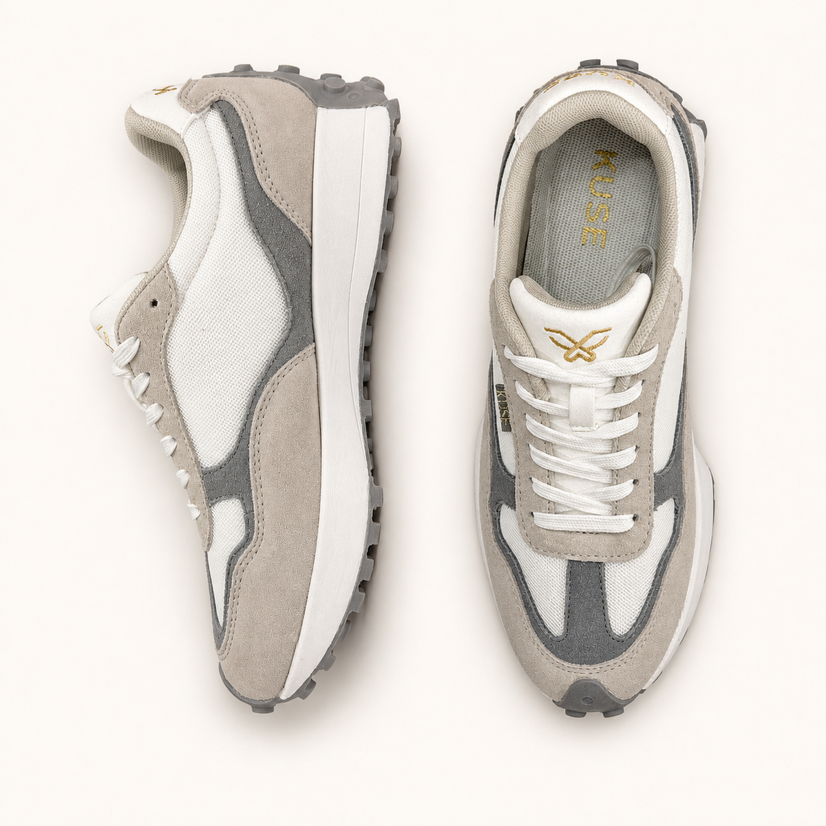 Vista superior y lateral zapatillas casual unisex Kuse beige gris con cordones blancos y diseño retro contemporáneo