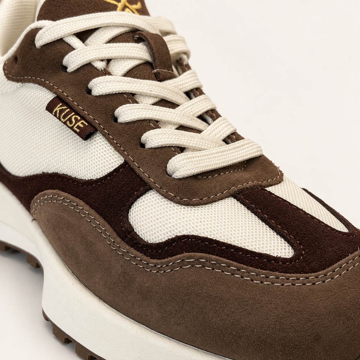 Vista detalle de zapatillas casual unisex marrón y burdeos estilo urbano