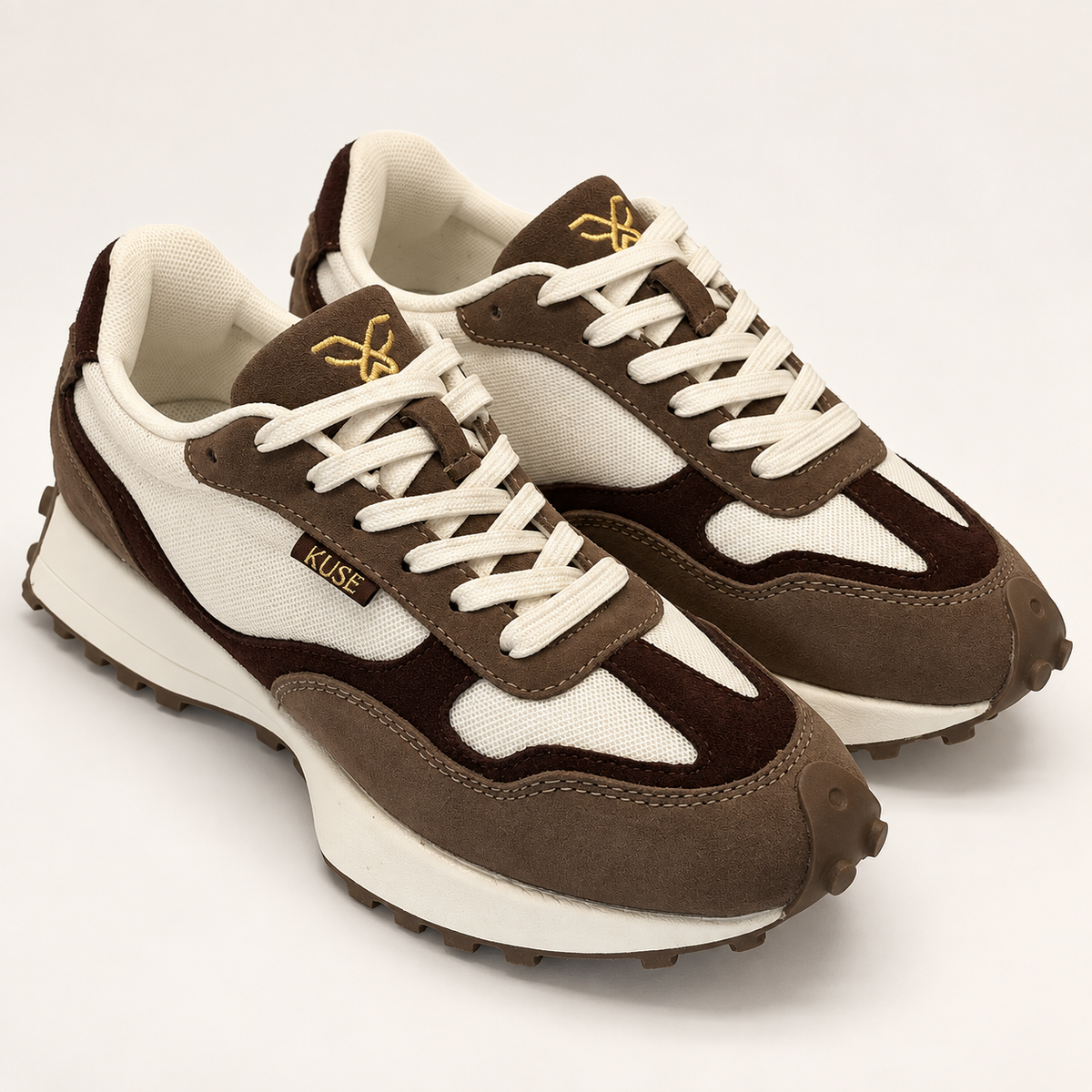 Vista perspectiva zapatillas casual unisex marrón y burdeos estilo urbano.