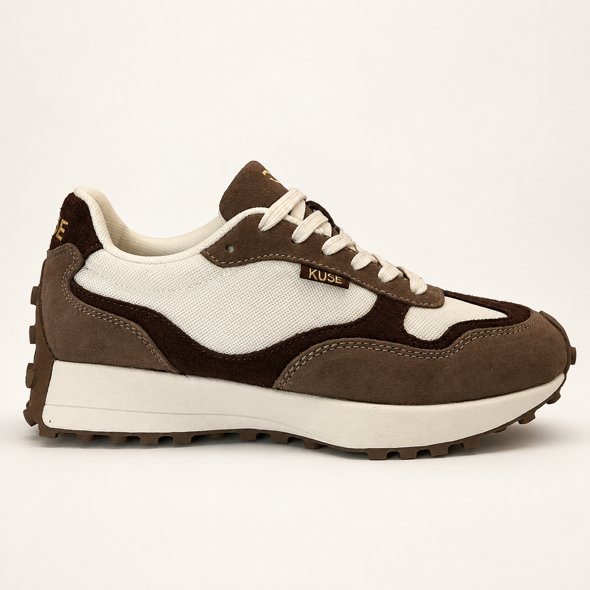 Perfil derecho de zapatillas casual unisex marrón y burdeos combinadas en blanco