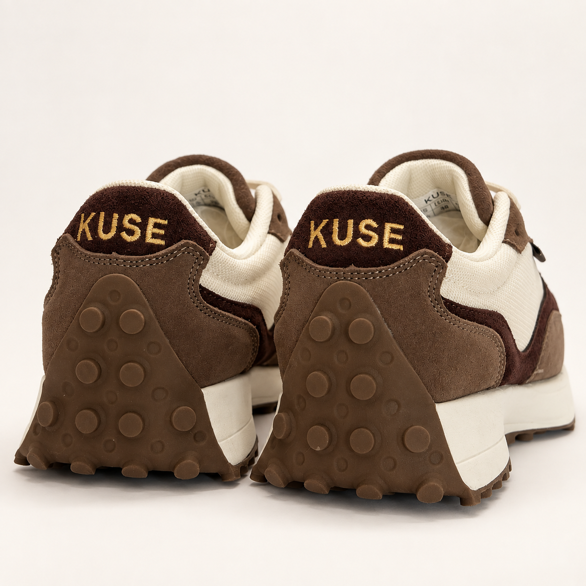 Vista trasera de zapatillas casual unisex marrón y burdeos con suela deportiva
