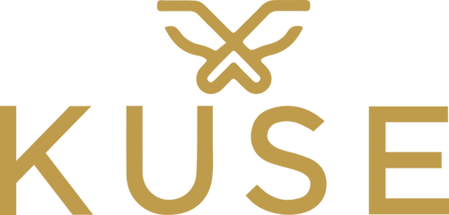 Logo completo Kuse dorado identidad visual marca de zapatillas premium