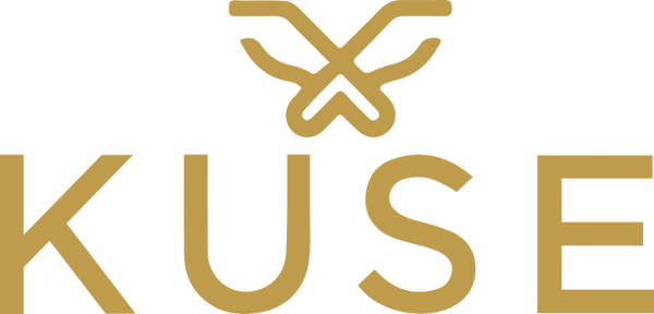 Logo completo Kuse dorado identidad visual marca de zapatillas premium