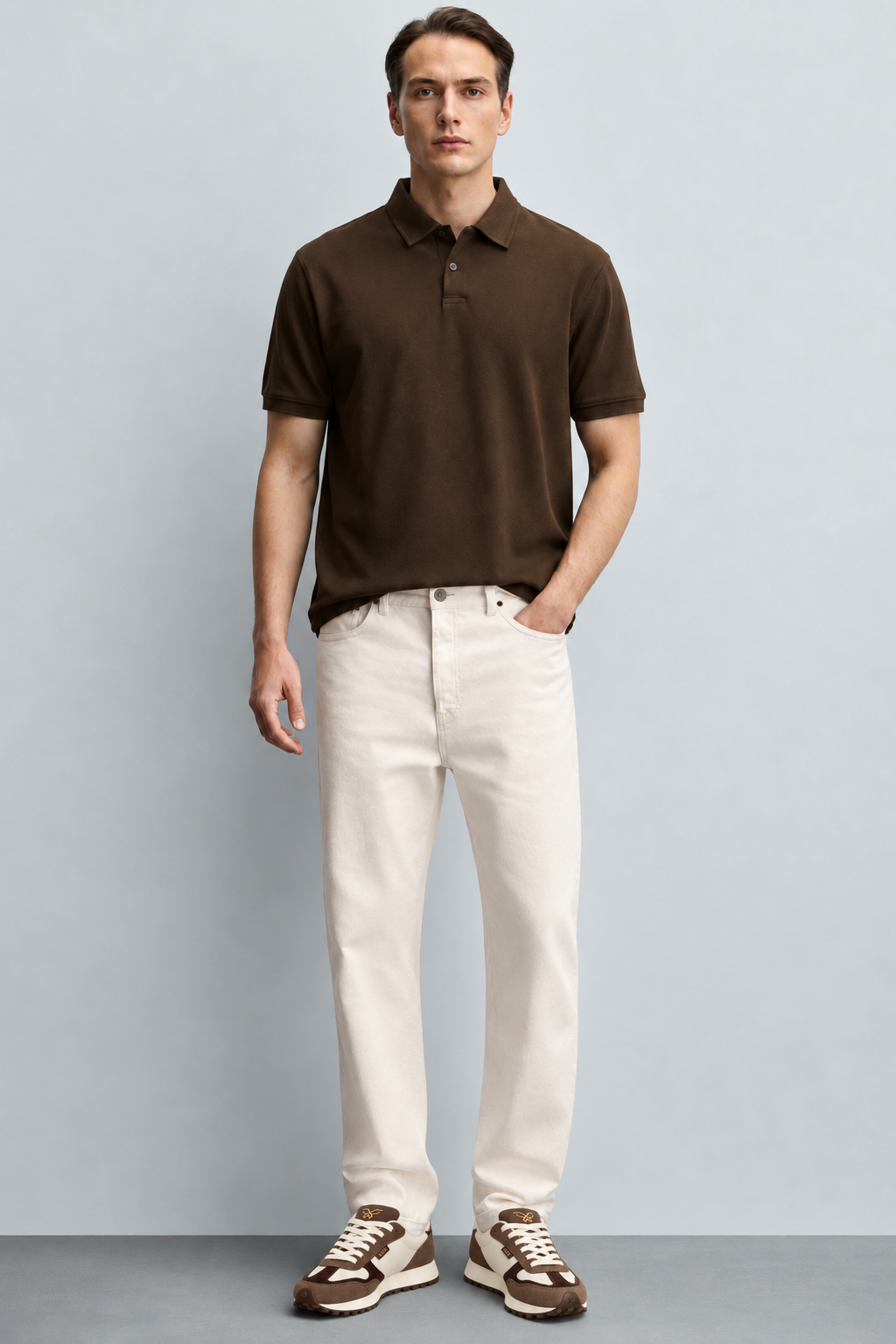 Hombre con pantalón beige y zapatillas casual unisex marrón y burdeos estilo retro