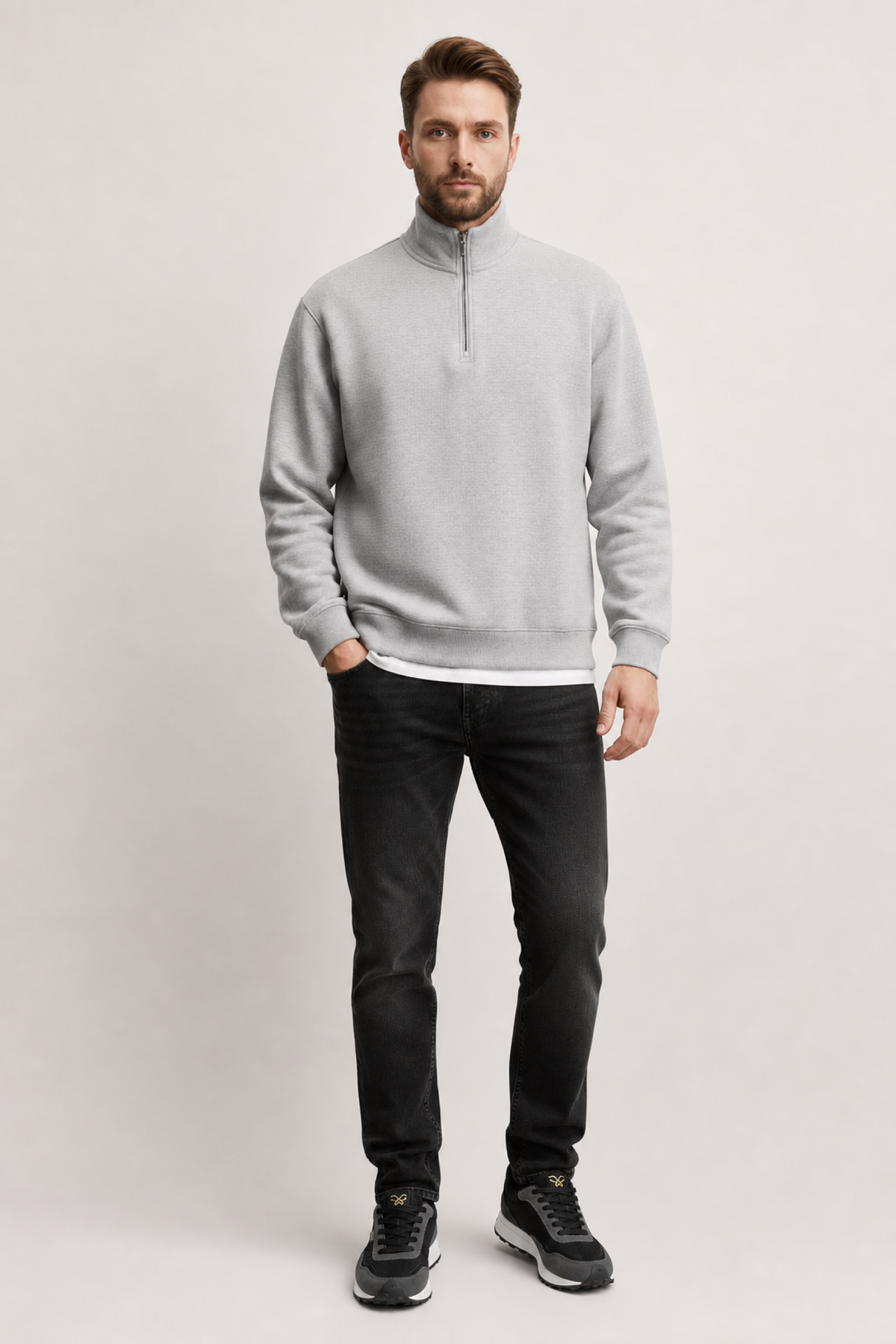 Look masculino con zapatillas casual Kuse negras combinadas con jeans negros y sudadera gris minimalista