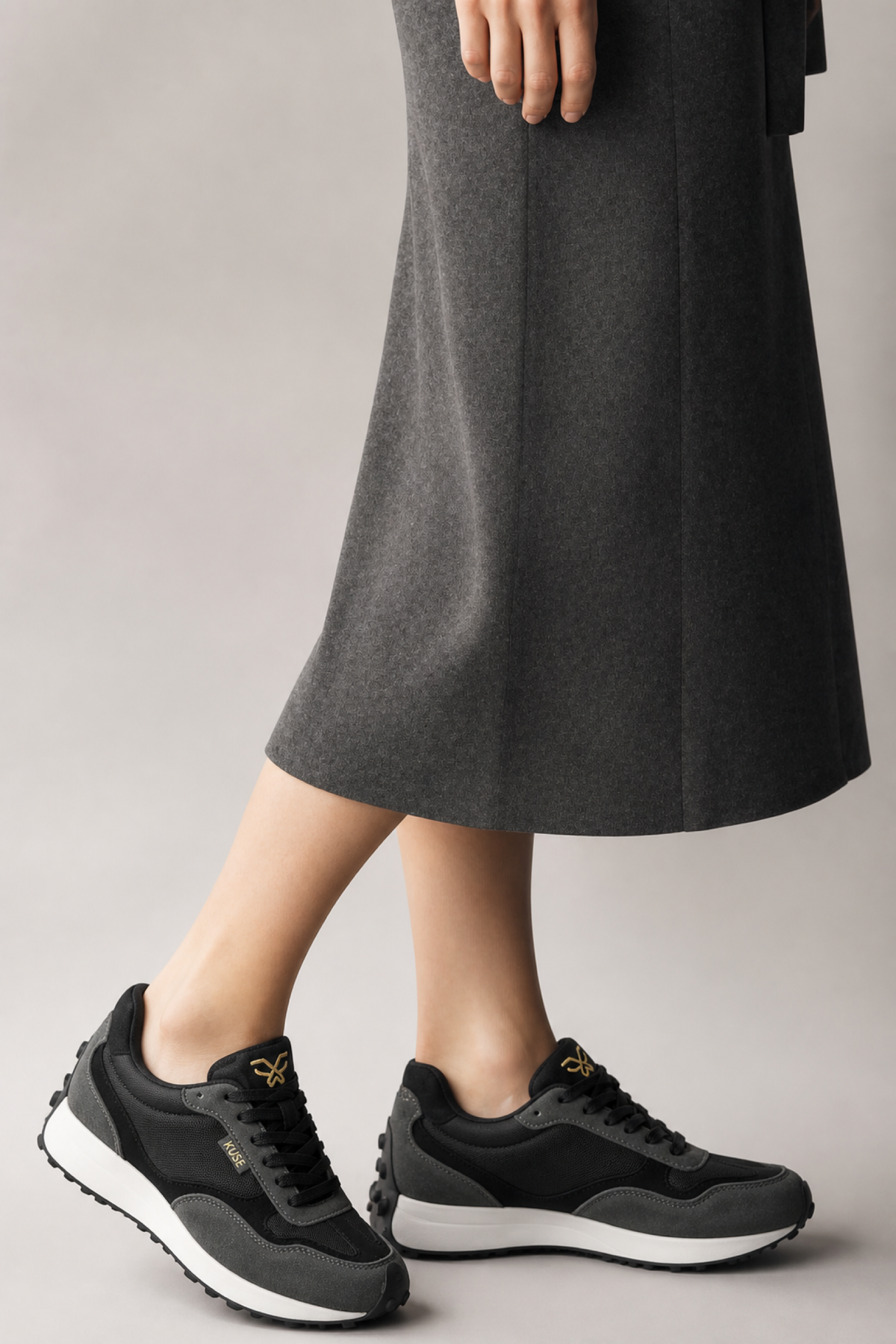 Detalle outfit femenino con zapatillas negras Kuse estilo casual elegante con vestido midi