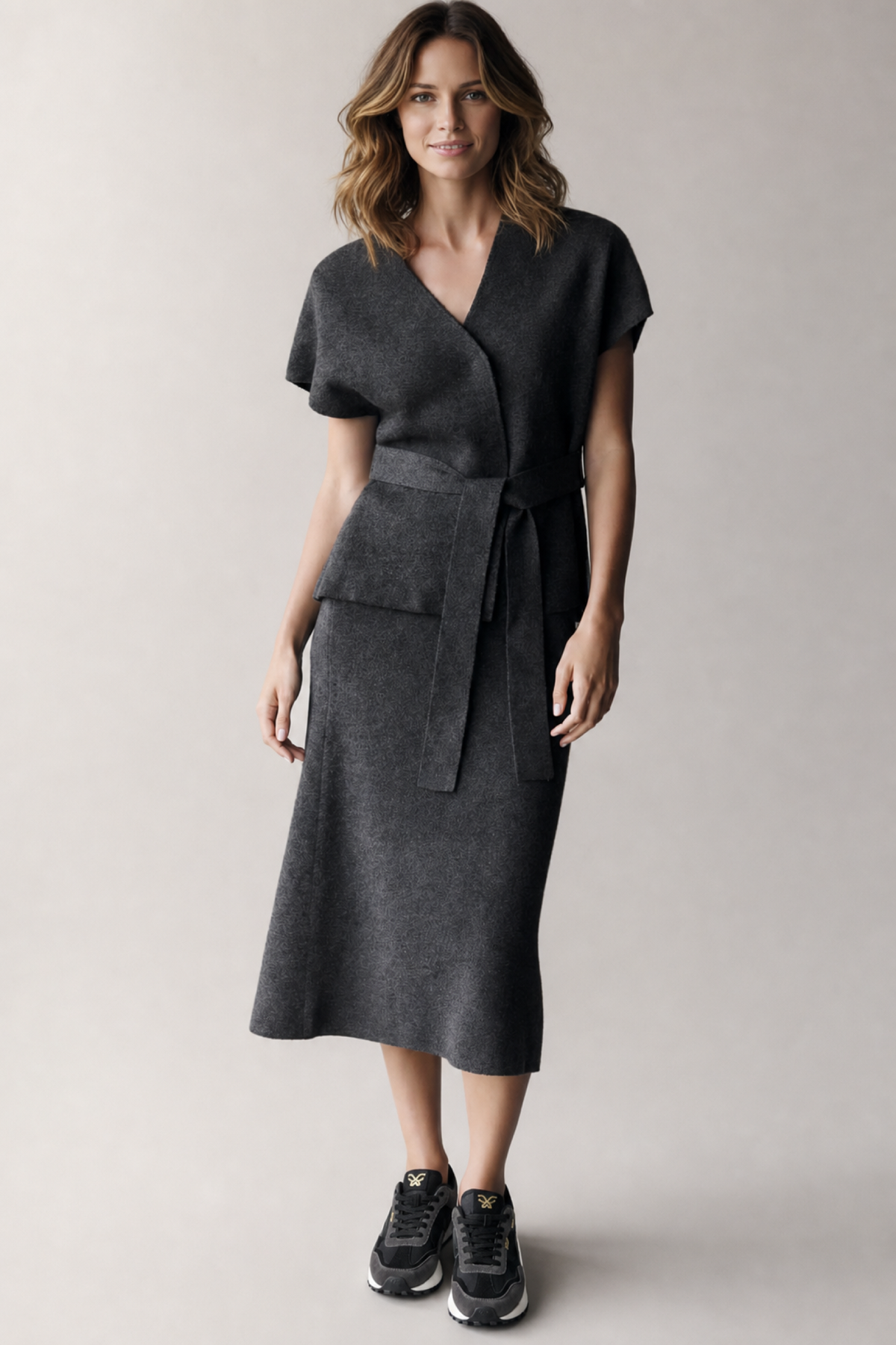 Look femenino con zapatillas casual unisex Kuse negras combinadas con vestido midi gris estilo urbano elegante