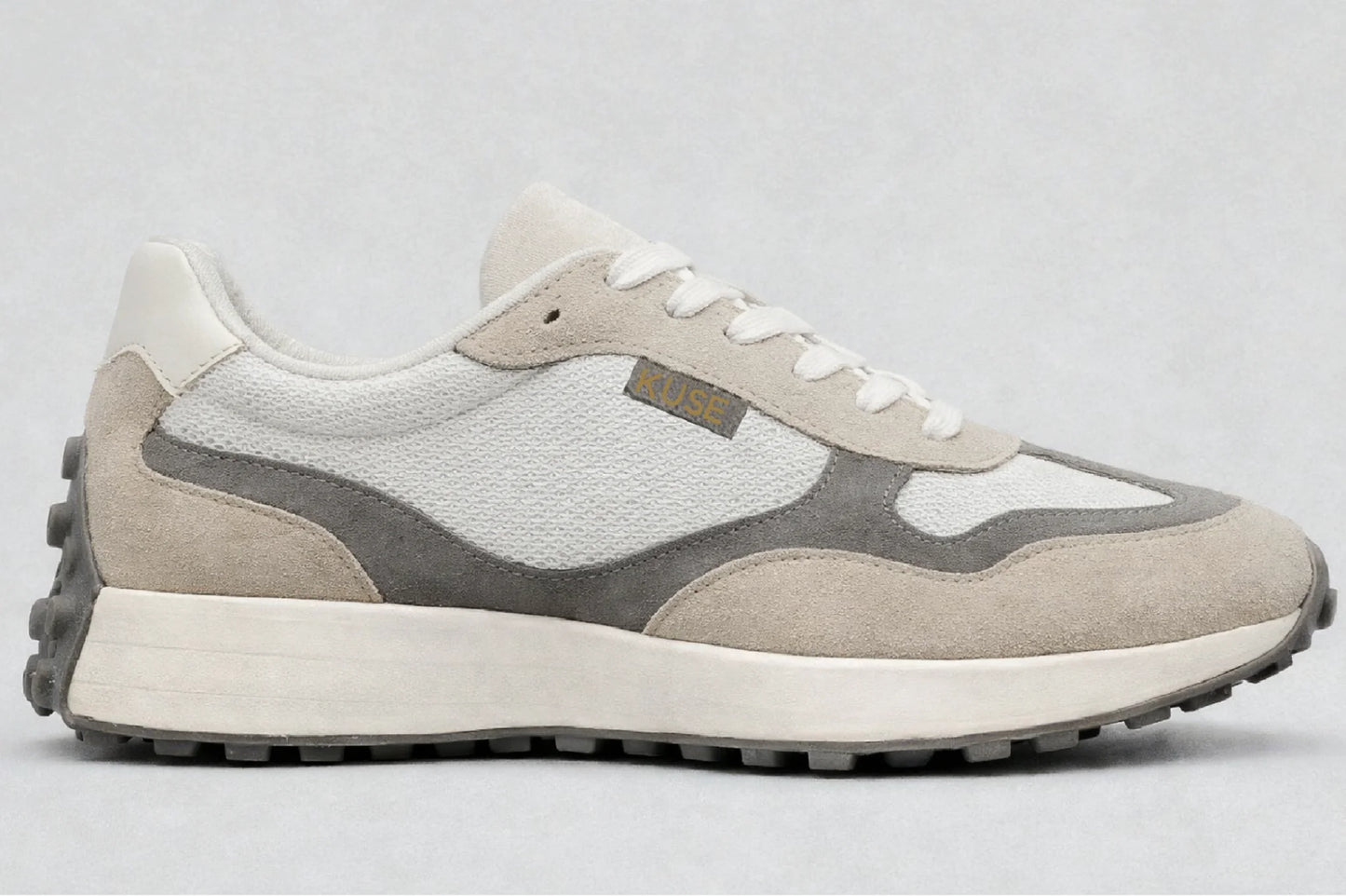 Perfil lateral derecho zapatillas casual unisex Kuse beige gris con paneles de malla blanca y serraje