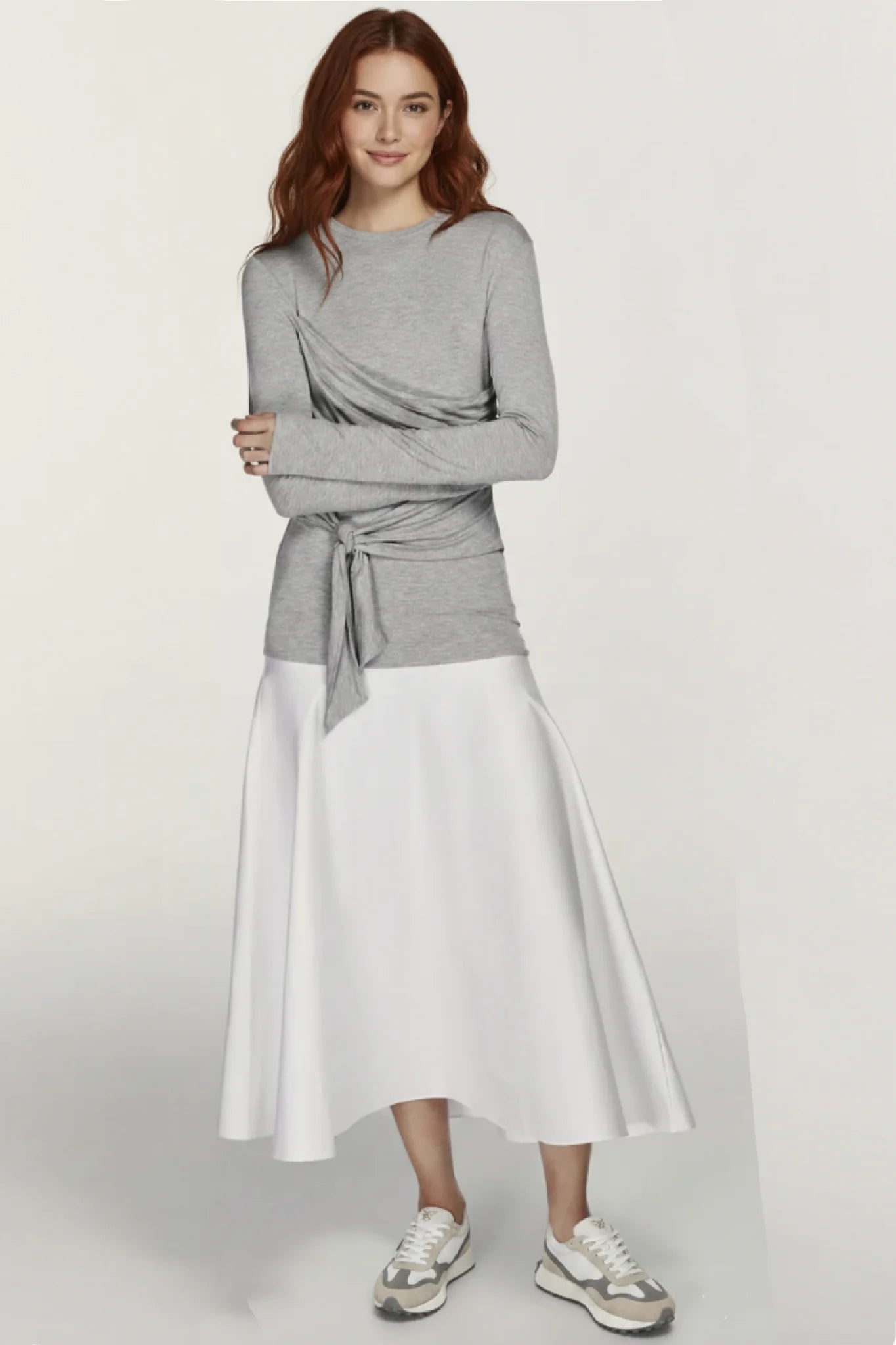 Look femenino con zapatillas casual unisex Kuse beige y gris combinadas con falda midi blanca y camiseta gris