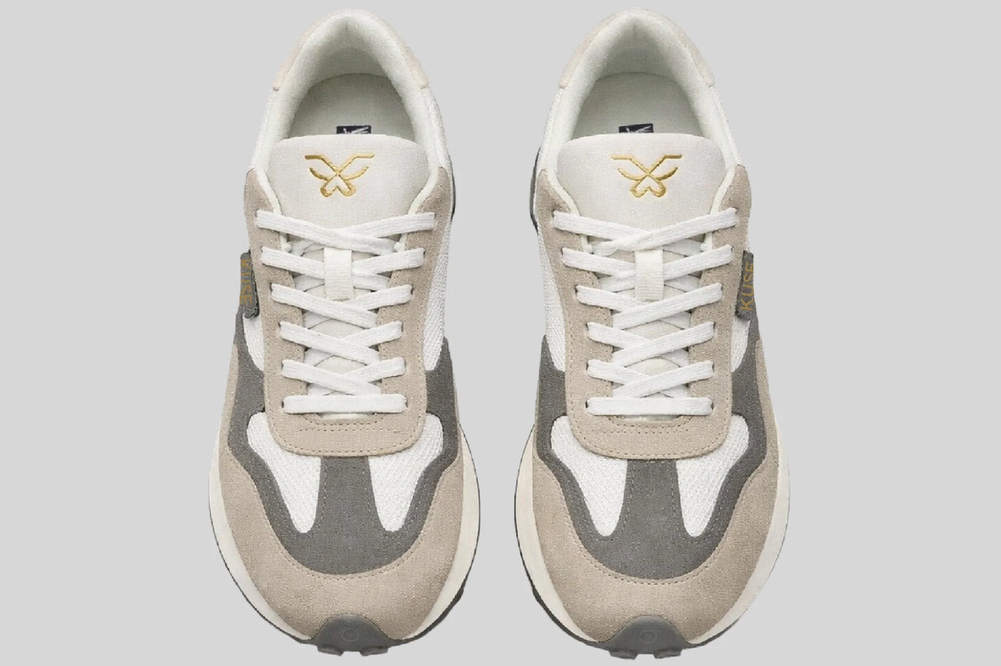 Vista superior zapatillas casual unisex Kuse beige gris con cordones blancos y diseño retro contemporáneo