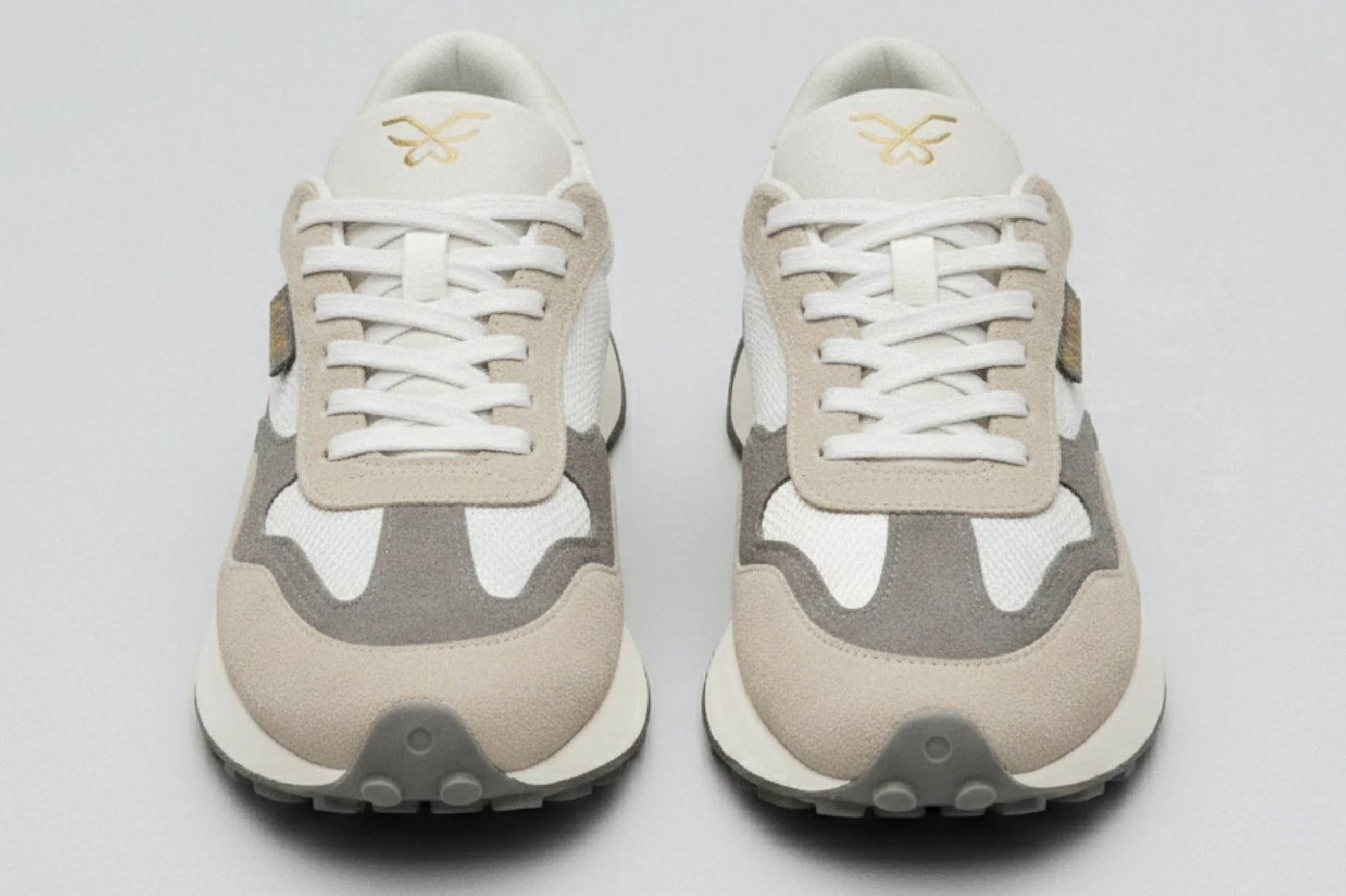 Vista frontal zapatillas Kuse unisex beige y gris con suela gruesa y acabado en serraje premium