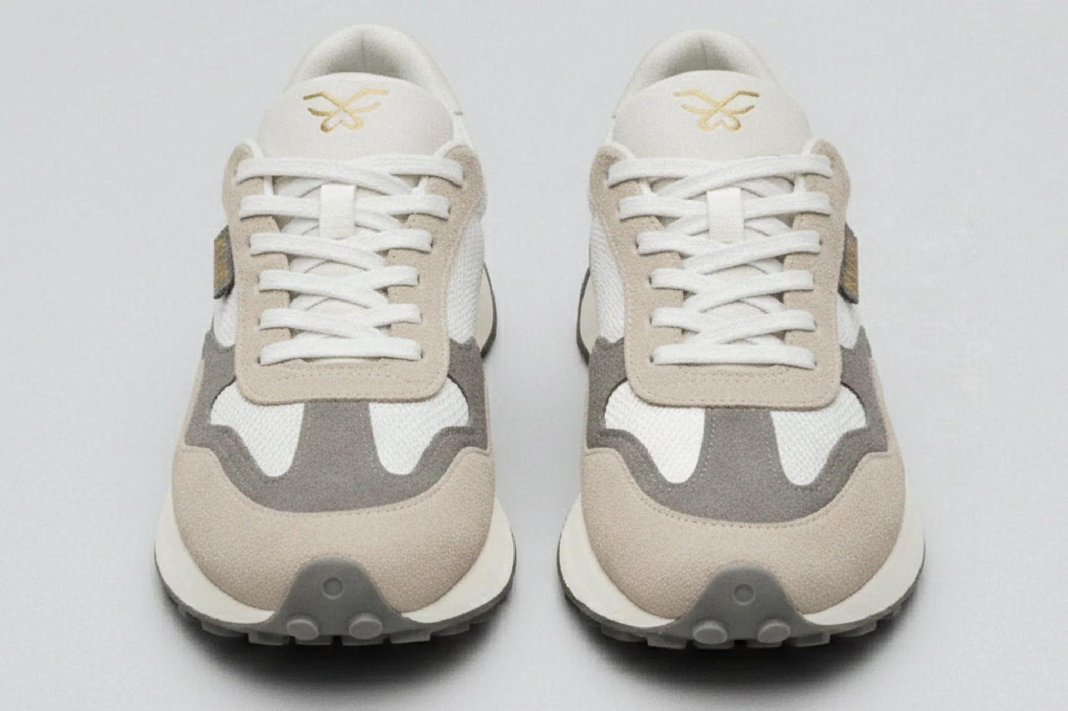 Vista frontal zapatillas Kuse unisex beige y gris con suela gruesa y acabado en serraje premium