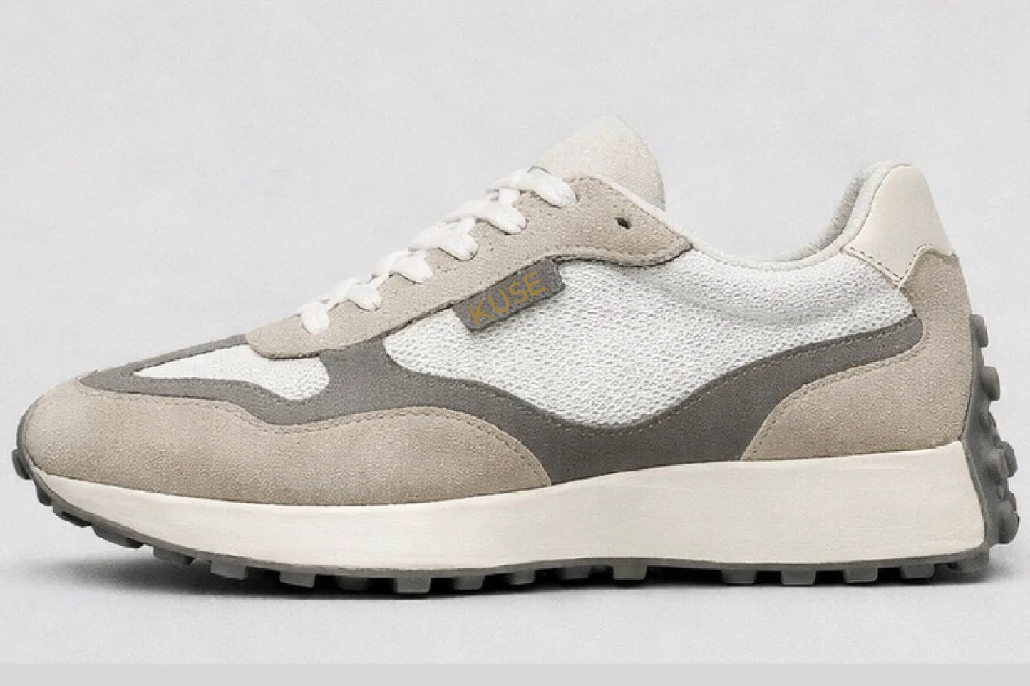 Perfil lateral izquierdo zapatillas casual unisex Kuse beige gris con combinación de textil y serraje