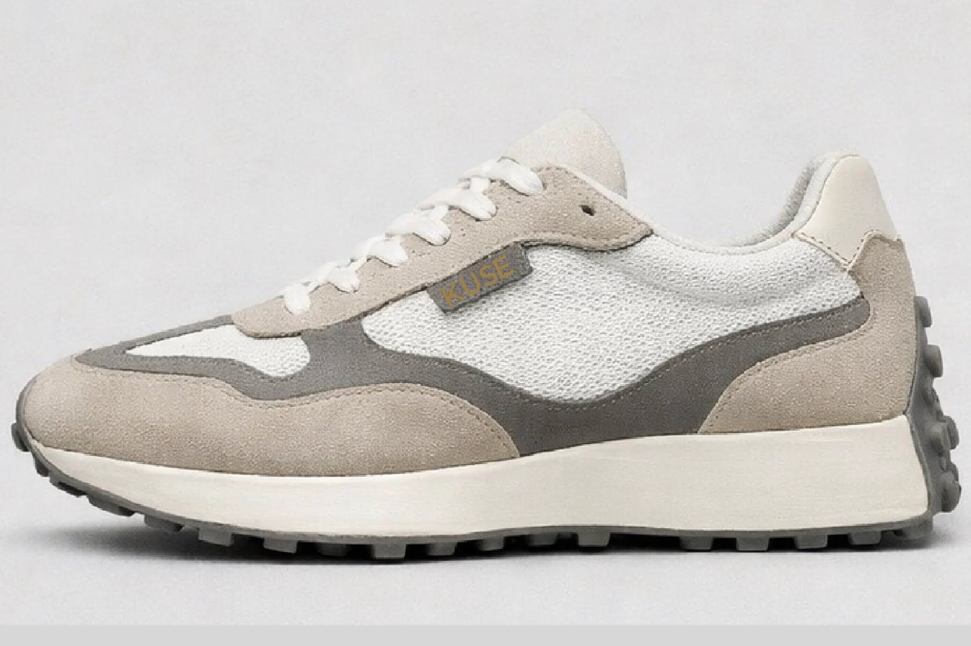 Perfil lateral izquierdo zapatillas casual unisex Kuse beige gris con combinación de textil y serraje