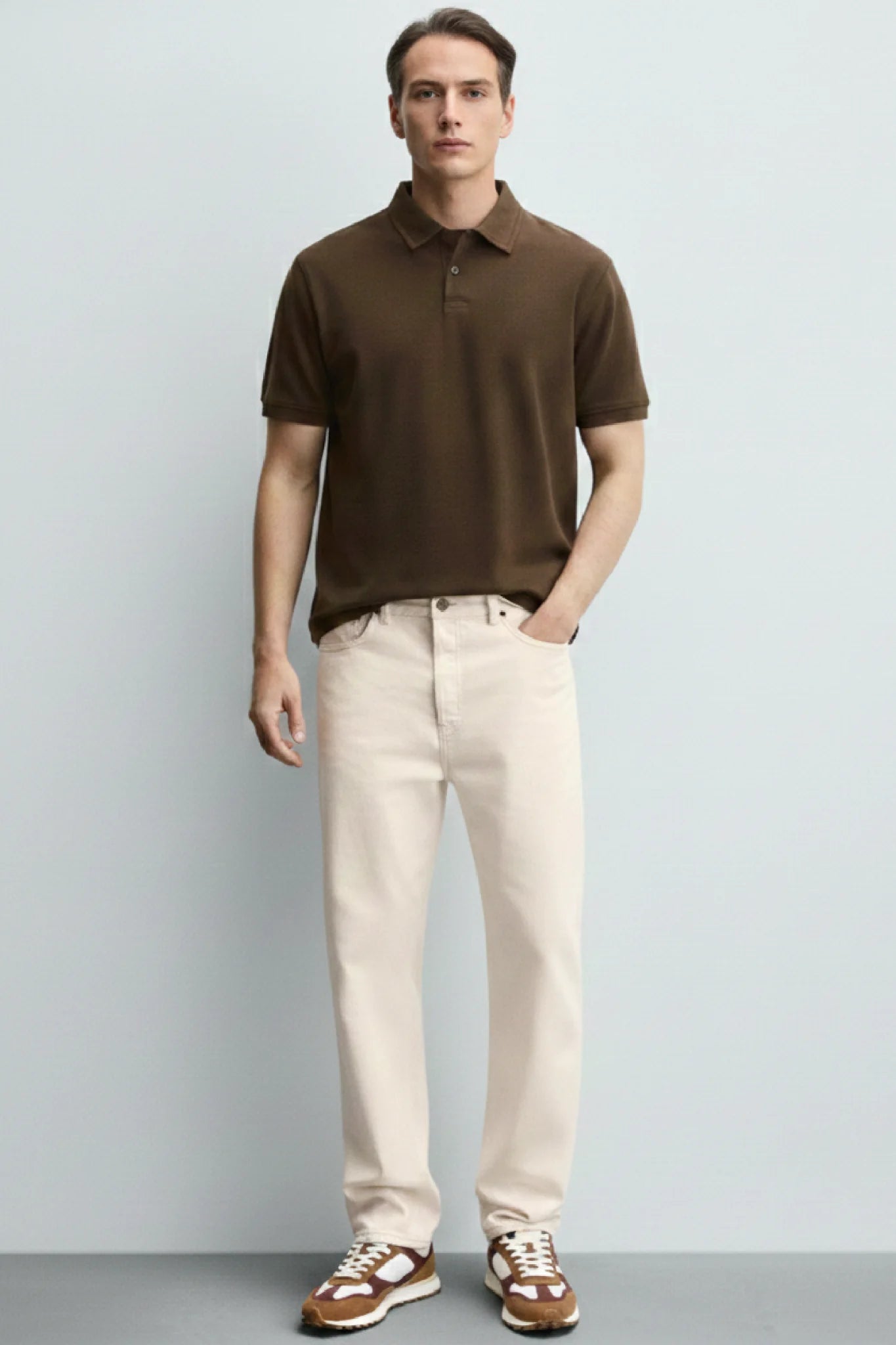 Look masculino con zapatillas casual Kuse marrón y burdeos, outfit minimalista con pantalón beige y polo marrón