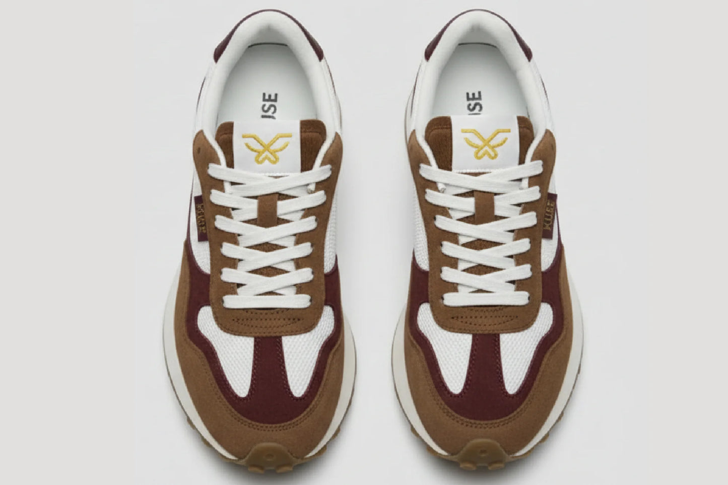 Vista superior zapatillas casual unisex Kuse marrón burdeos con cordones blancos y paneles de malla