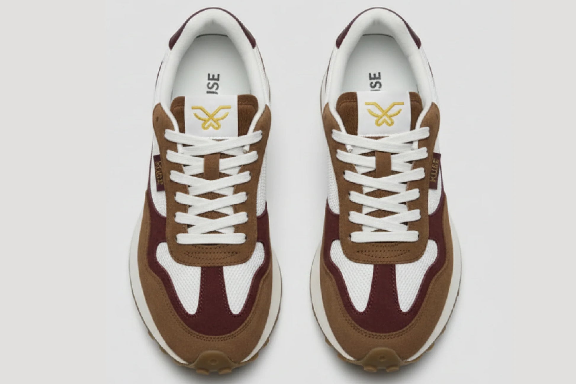 Vista superior zapatillas casual unisex Kuse marrón burdeos con cordones blancos y paneles de malla