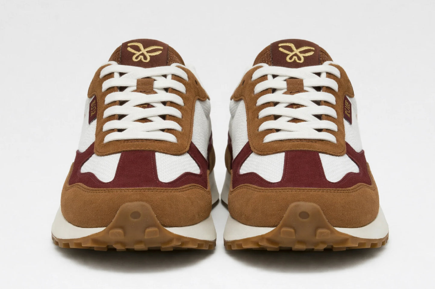 Vista frontal zapatillas Kuse unisex marrón y burdeos con diseño retro deportivo y suela de goma dentada