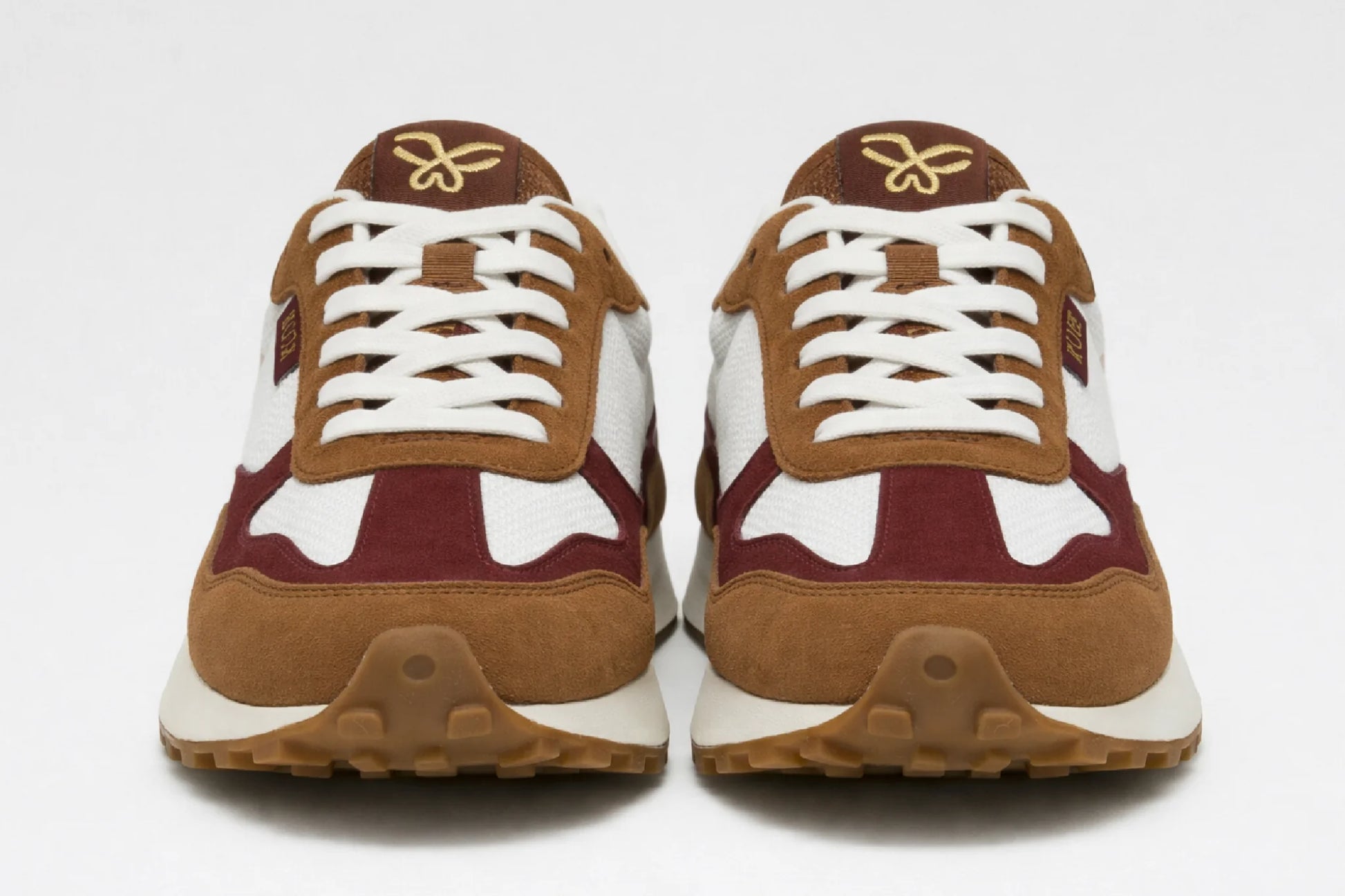 Vista frontal zapatillas Kuse unisex marrón y burdeos con diseño retro deportivo y suela de goma dentada