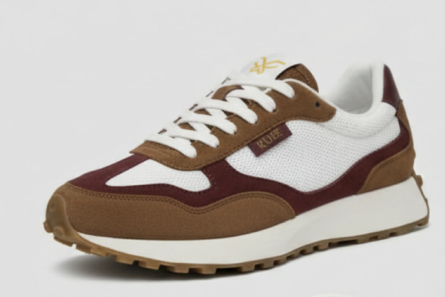 Zapatillas Kuse casual unisex marrón y burdeos vista en perspectiva con suela gruesa y diseño retro contemporáneo