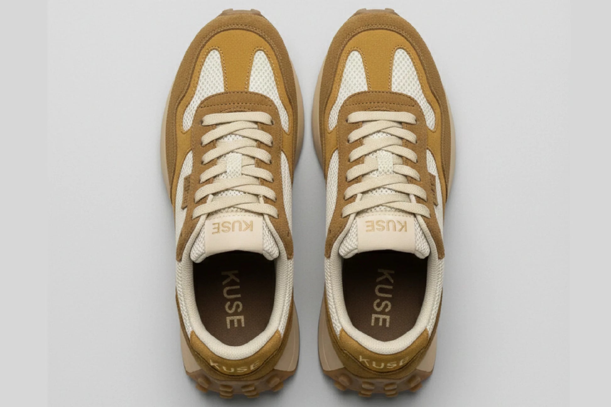 Vista superior zapatillas casual unisex Kuse marrones combinados con cordones blancos y paneles de malla