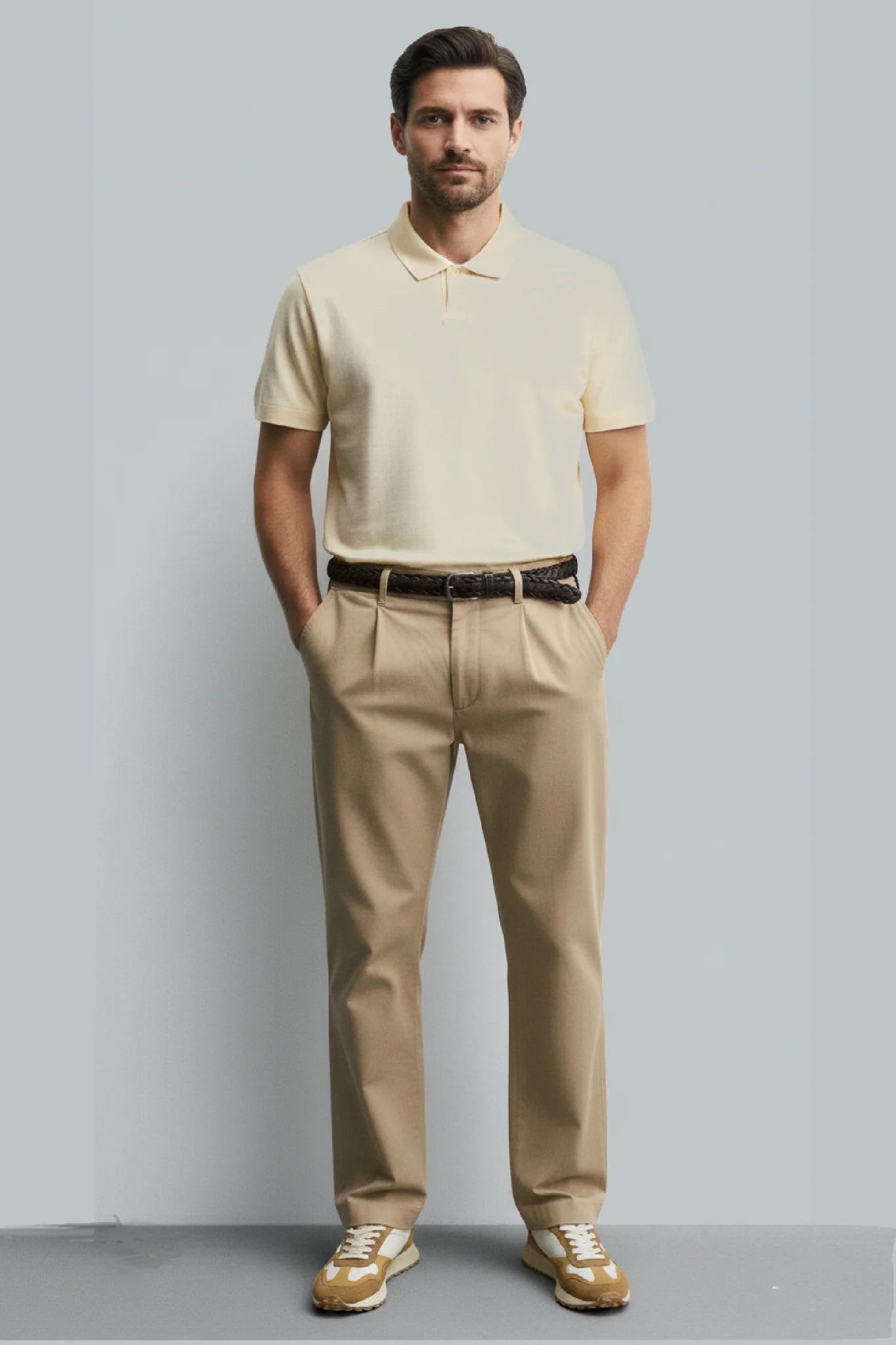 Look masculino con zapatillas casual Kuse marrones combinados, outfit minimalista con pantalón beige y polo marrón