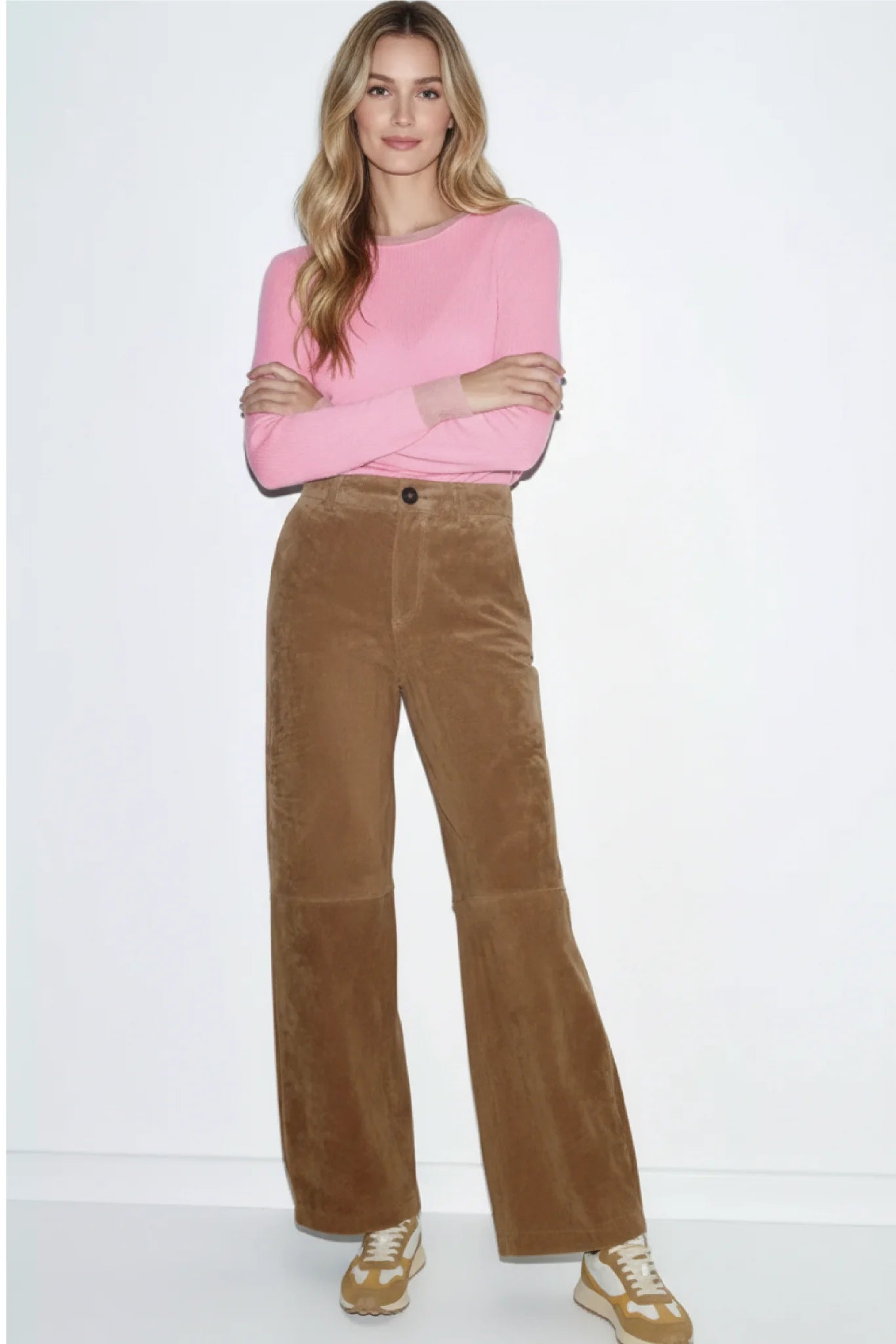 Look femenino con zapatillas Kuse marrones combinados, combinadas con jeans anchos y jersey marrón estilo urbano