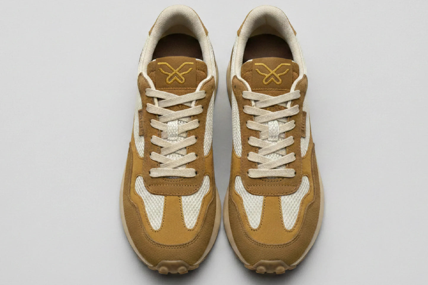 Vista superior zapatillas casual unisex Kuse marrones combinados con cordones blancos y paneles de malla