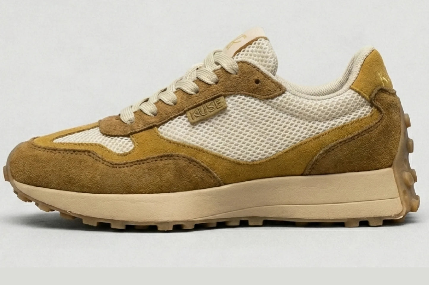 Zapatillas Kuse casual unisex marrones combinados vista en perspectiva con suela gruesa y diseño retro contemporáneo