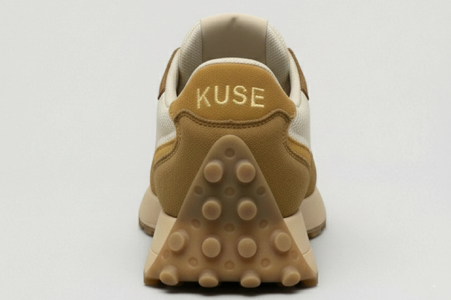 Vista trasera zapatillas Kuse marrones combinados con logo bordado y suela dentada en color caramelo