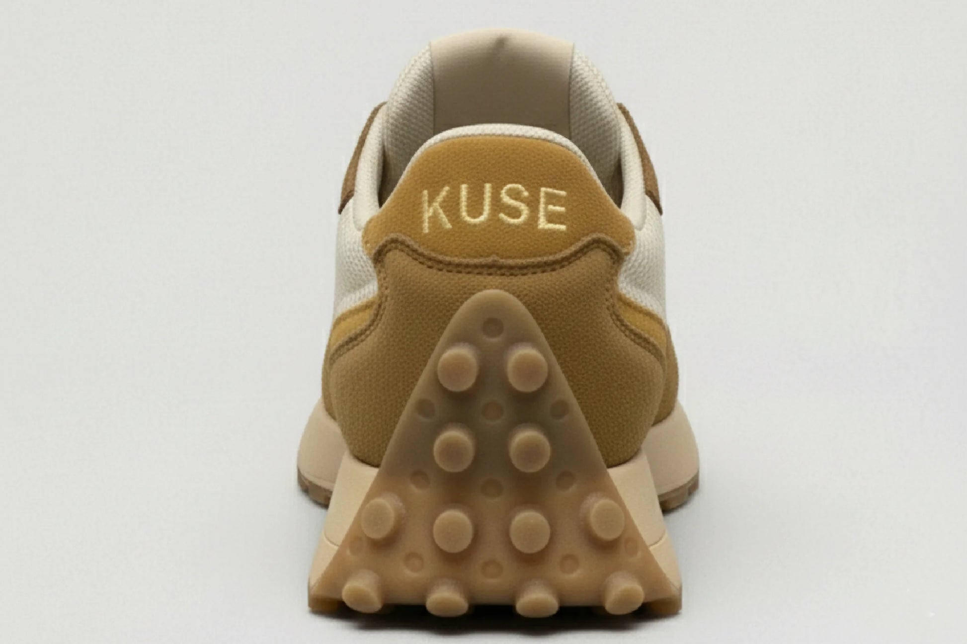 Vista trasera zapatillas Kuse marrones combinados con logo bordado y suela dentada en color caramelo