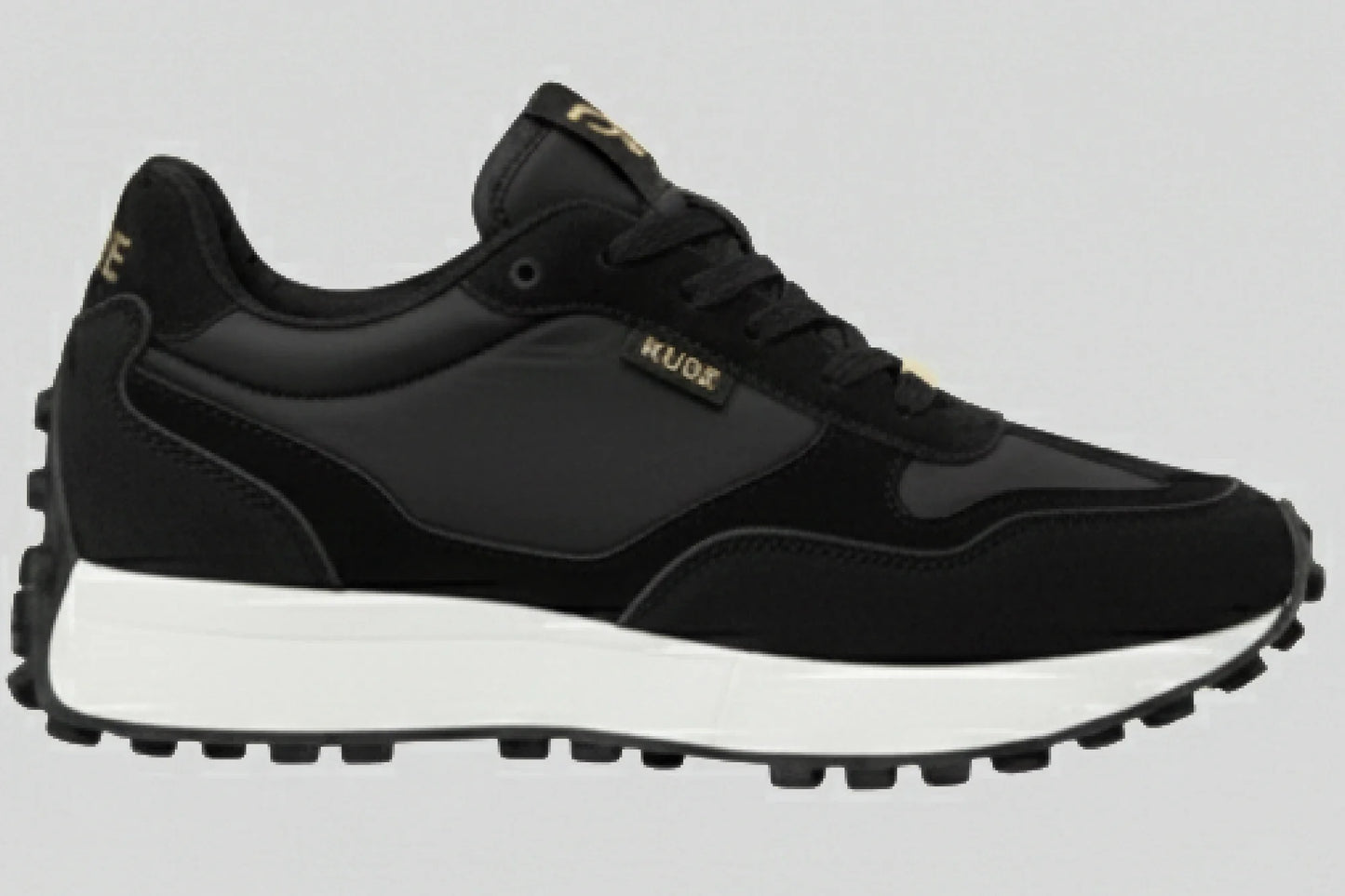 Perfil lateral derecho zapatillas casual unisex Kuse negras con suela blanca y acabado en ante y piel sintética