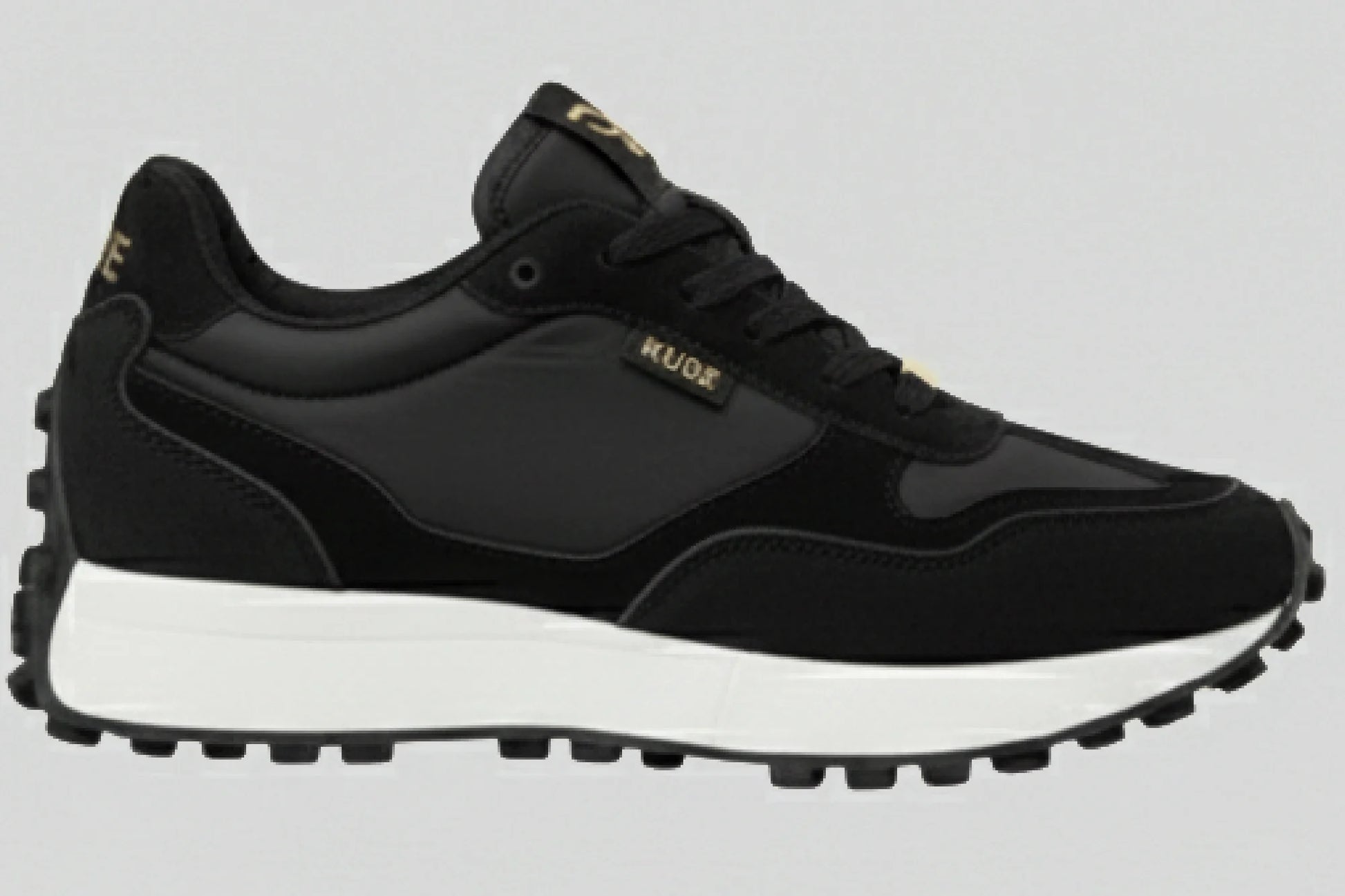 Perfil lateral derecho zapatillas casual unisex Kuse negras con suela blanca y acabado en ante y piel sintética